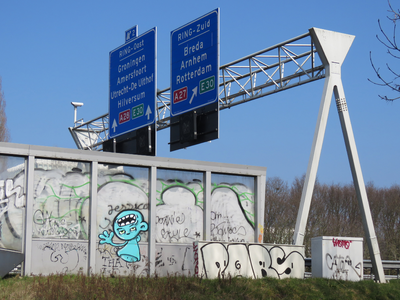 829500 Afbeelding van graffiti met o.a. WTIP, op het geluidsscherm van het viaduct van de A28 over de Archimedeslaan te ...
